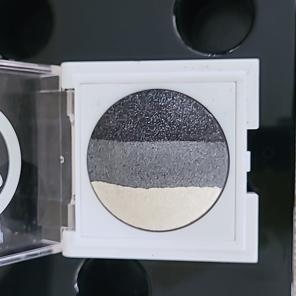 Mary Kay At Play Baked Eye Trio Tuxedo? - Picture 2 of 5